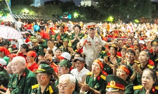 Người dân thức trắng đêm chờ xem Tổng duyệt Lễ diễu binh, diễu hành A80